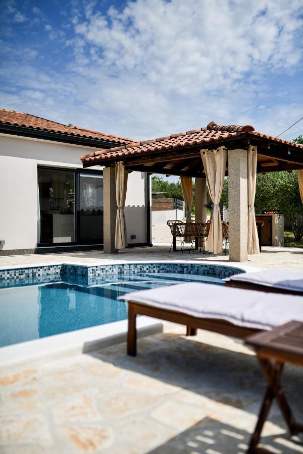 Wonderful Holiday House Bruno With Heated Pool Zadar Exterior foto