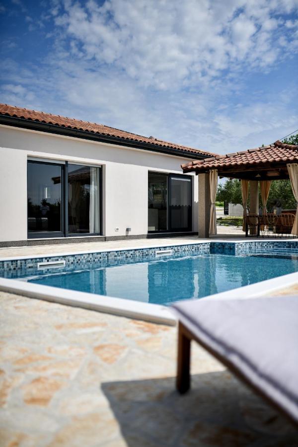 Wonderful Holiday House Bruno With Heated Pool Zadar Exterior foto